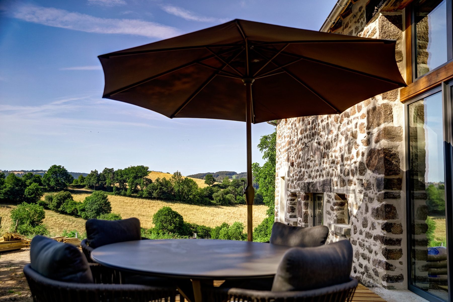 Terras van Sous le Noyer met uitzicht over de Auvergne